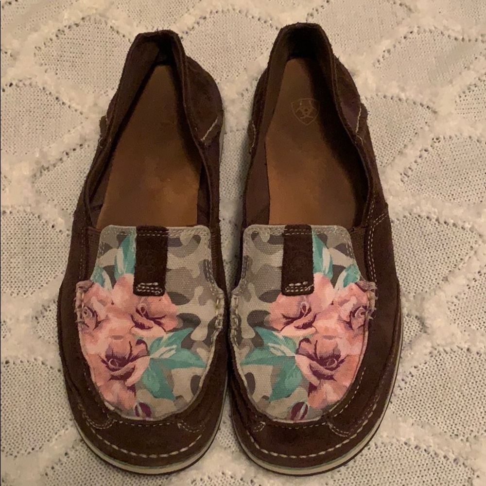 Women’s Ariat Cruisers • 9.5